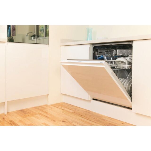 Indesit Integrated dishwasher: full size, white colour