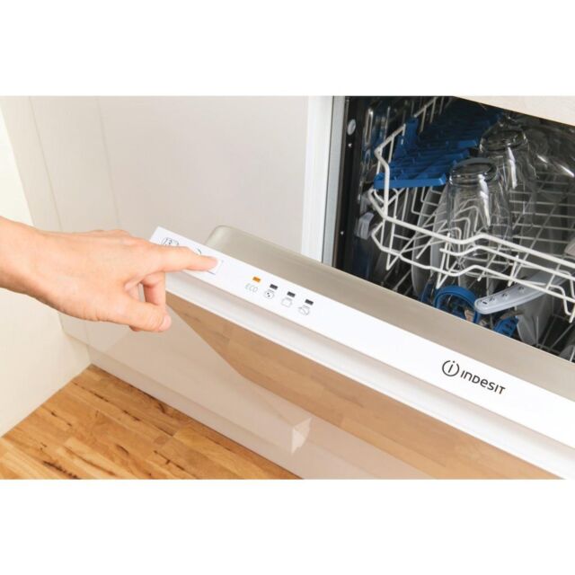 Indesit Integrated dishwasher: full size, white colour