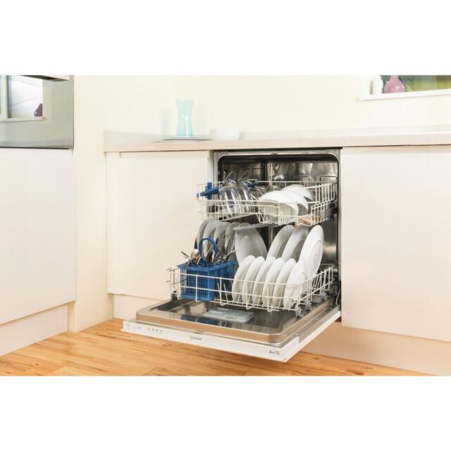 Indesit Integrated dishwasher: full size, white colour