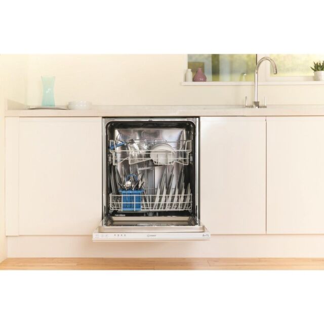 Indesit Integrated dishwasher: full size, white colour